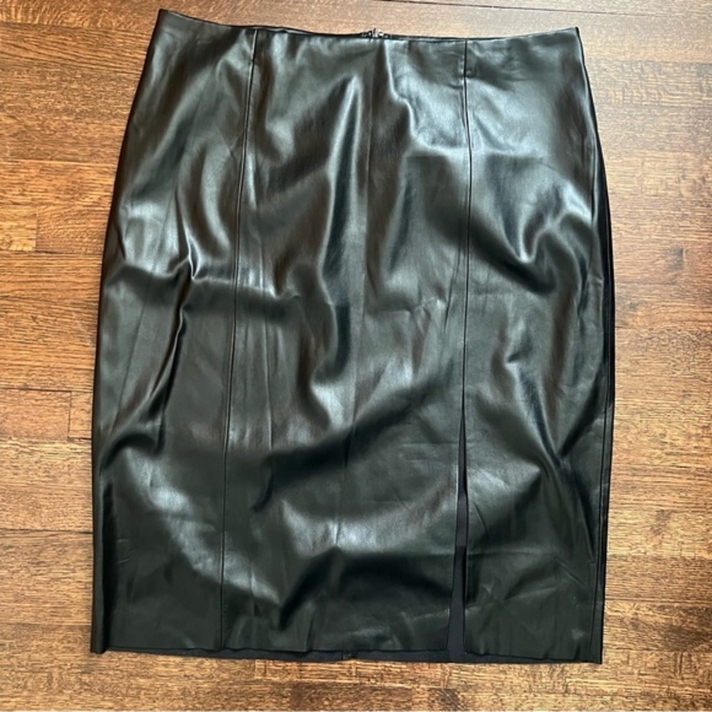 T Tahari size 20W black faux leather skirt